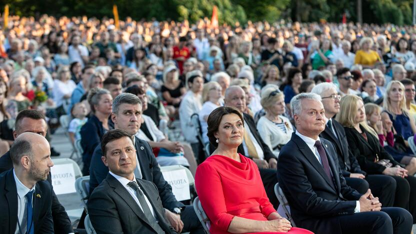  Visame pasaulyje žmonės sugiedojo Lietuvos himną