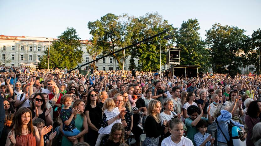  Visame pasaulyje žmonės sugiedojo Lietuvos himną