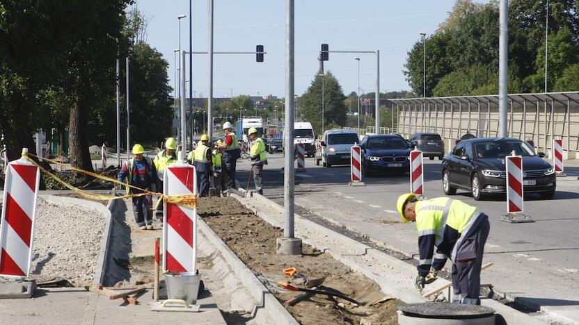 Remontas: vairuotojai keiksnoja Liepų gatvę – vienoje vietoje spūstys formavosi dėl naujo šviesoforo montavimo, kitoje – dėl požeminių komunikacijų darbų.