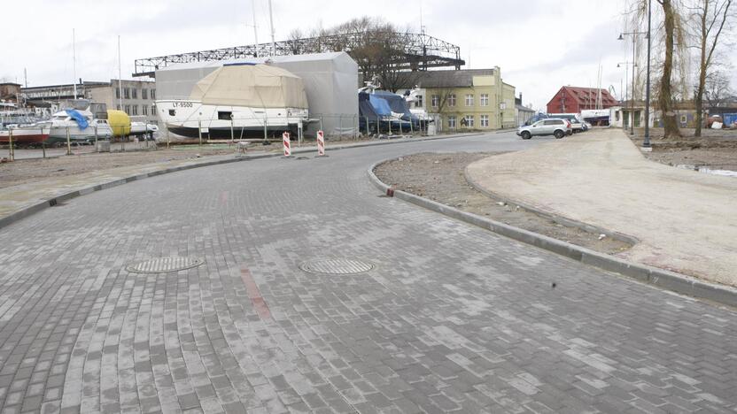 Rekonstrukcija: naujai nutiesta Priešpilio gatve jau važiuoja automobiliai, tačiau greta dar atliekami likę teritorijos tvarkymo darbai.