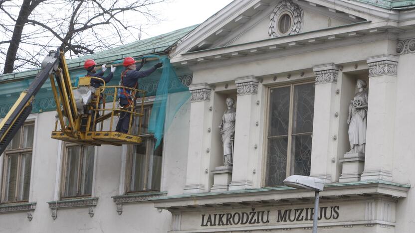 Saugumas: kad byrančios fasado detalės nesužeistų žmonių, pastatas dengiamas apsauginiu tinklu.