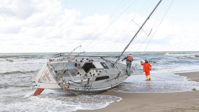 S.Kudzevičiaus regata, kai du jachtos "Defiance" įgulos nariai pradingo milžiniškose bangose, o dar viena buriuotoja mirė ligoninėje.