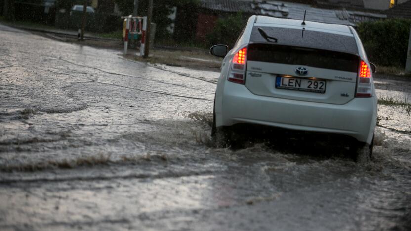 Po alinančios kaitros Kauną nuplovė liūtis