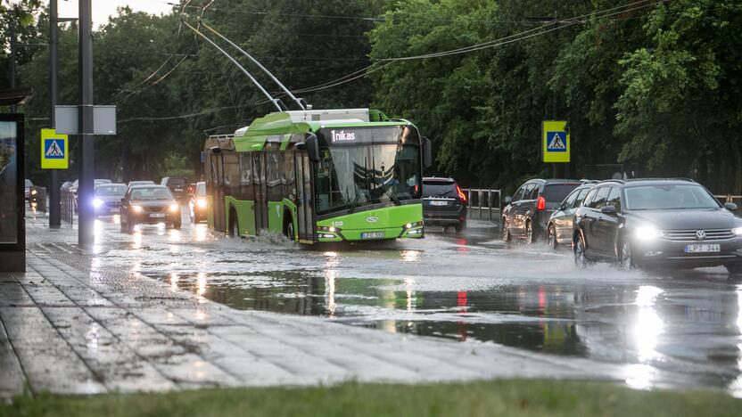 Po alinančios kaitros Kauną nuplovė liūtis