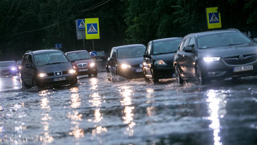 Po alinančios kaitros Kauną nuplovė liūtis