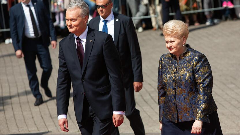 Skirtumai: D.Grybauskaitė pasirinko geležinės ledi, G.Nausėda – aksominį džentelmeno valdymo stilių. Ar švelnusis valdymas bus efektyvesnis už griežtąjį, parodys laikas.