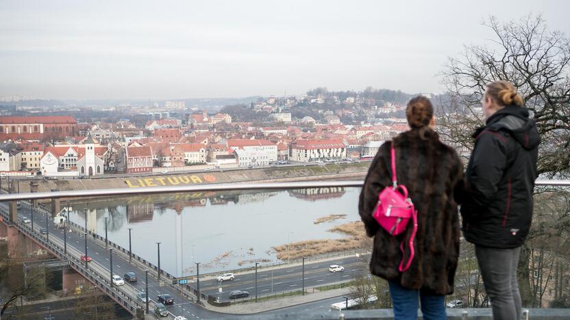 Romantiškai nusiteikę kauniečiai Aleksoto apžvalgos aikštelėje