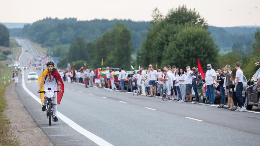 „Laisvės kelio“ dalyviai susikibo rankomis palaikydami Baltarusiją