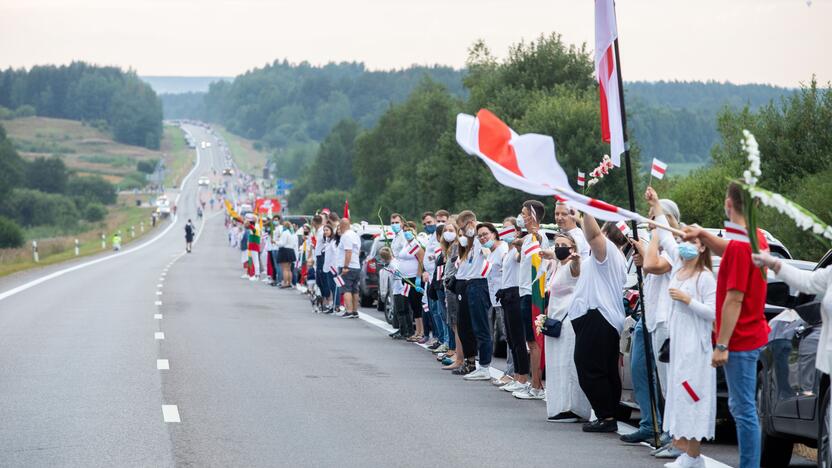 „Laisvės kelio“ dalyviai susikibo rankomis palaikydami Baltarusiją