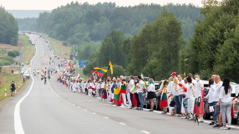 „Laisvės kelio“ dalyviai susikibo rankomis palaikydami Baltarusiją