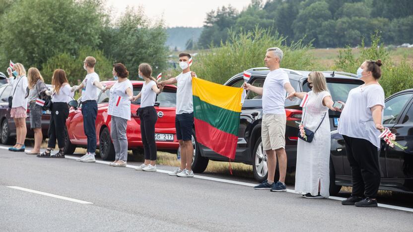 „Laisvės kelio“ dalyviai susikibo rankomis palaikydami Baltarusiją