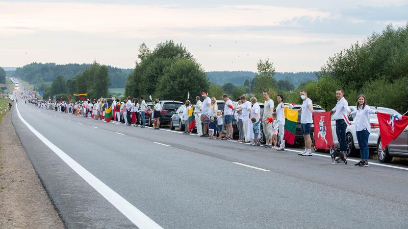 „Laisvės kelio“ dalyviai susikibo rankomis palaikydami Baltarusiją