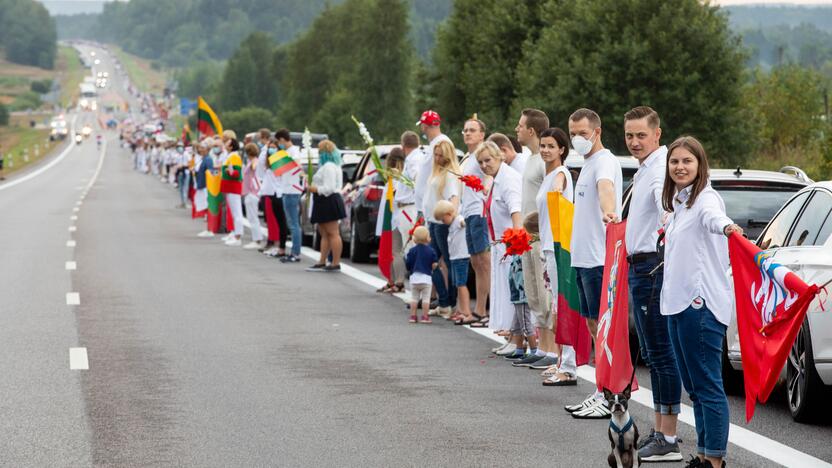 „Laisvės kelio“ dalyviai susikibo rankomis palaikydami Baltarusiją