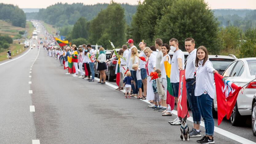 „Laisvės kelio“ dalyviai susikibo rankomis palaikydami Baltarusiją