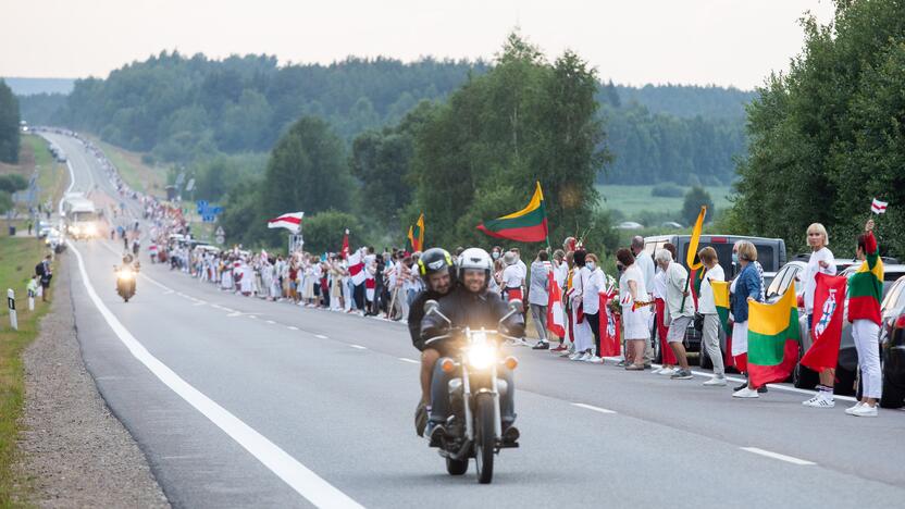 „Laisvės kelio“ dalyviai susikibo rankomis palaikydami Baltarusiją