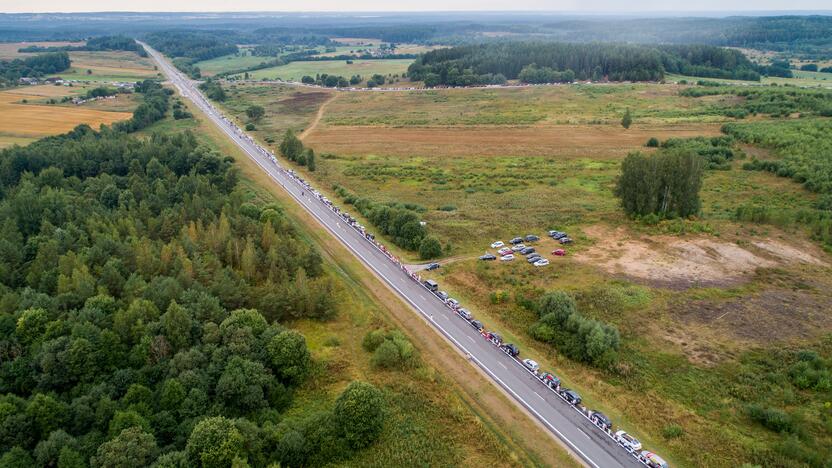 „Laisvės kelio“ dalyviai susikibo rankomis palaikydami Baltarusiją