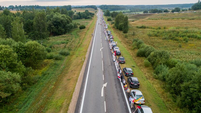 „Laisvės kelio“ dalyviai susikibo rankomis palaikydami Baltarusiją