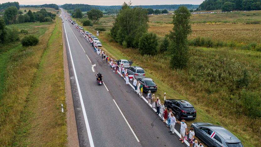 „Laisvės kelio“ dalyviai susikibo rankomis palaikydami Baltarusiją