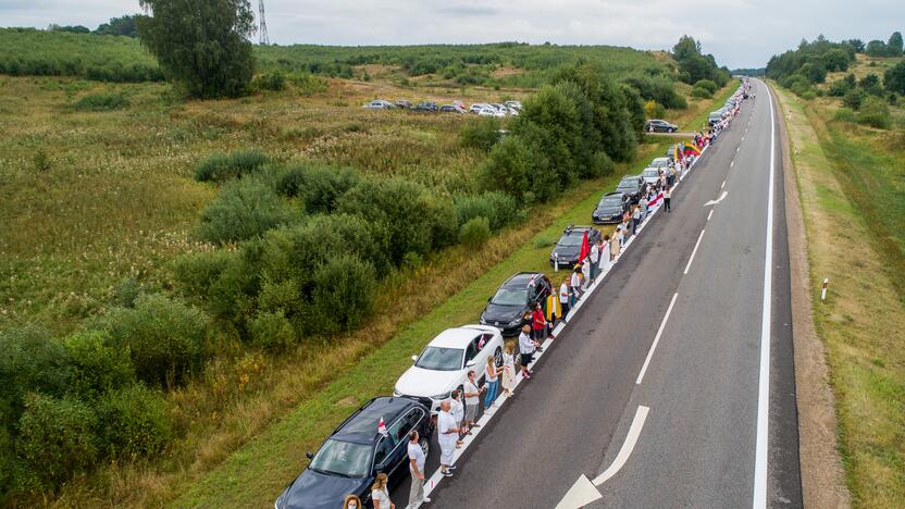 „Laisvės kelio“ dalyviai susikibo rankomis palaikydami Baltarusiją