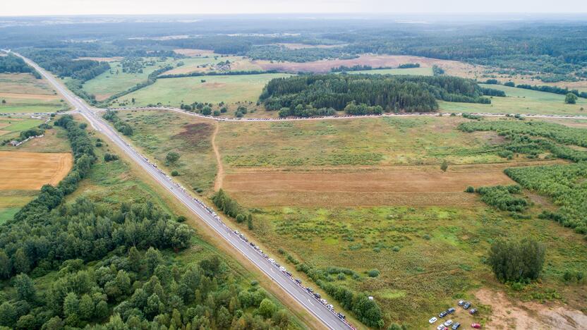 „Laisvės kelio“ dalyviai susikibo rankomis palaikydami Baltarusiją