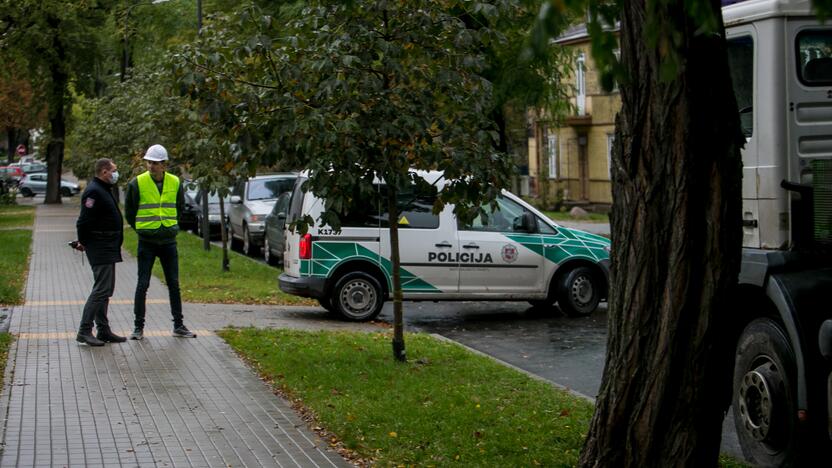 Žaliakalnyje nelegaliai griaunamas namas