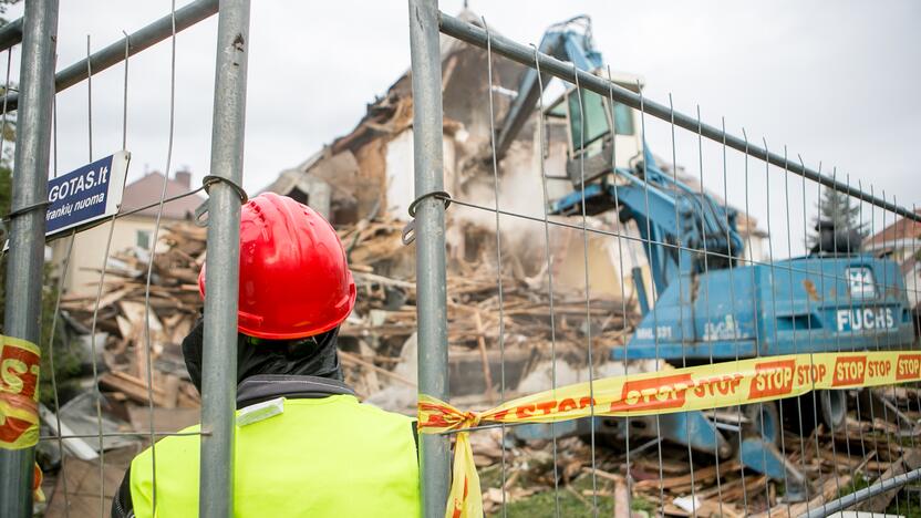 Žaliakalnyje toliau įžūliai naikinamas paveldo namas