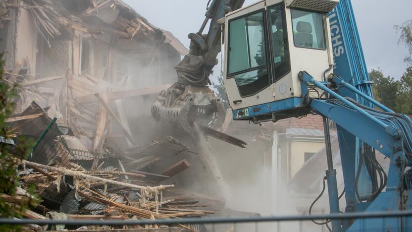 Žaliakalnyje toliau įžūliai naikinamas paveldo namas