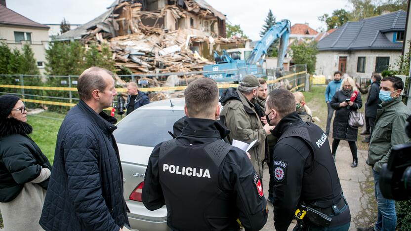 Žaliakalnyje toliau įžūliai naikinamas paveldo namas