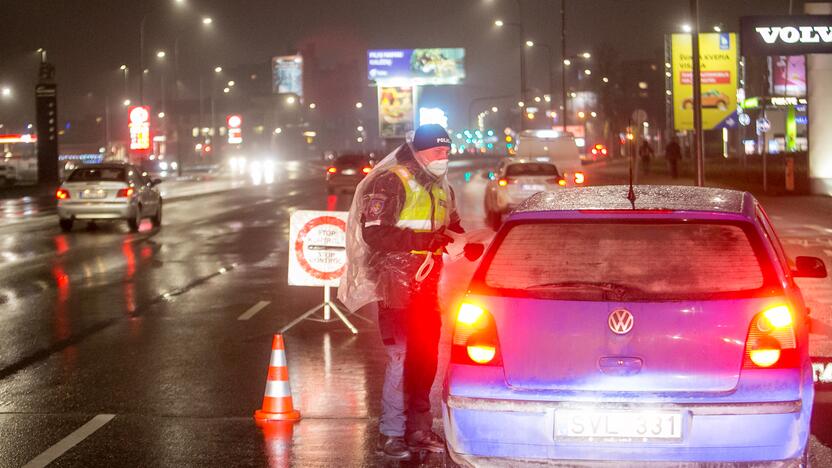 Vakare policijos patikros punktai Kaune dirba pilnu tempu