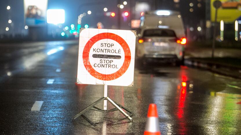 Vakare policijos patikros punktai Kaune dirba pilnu tempu