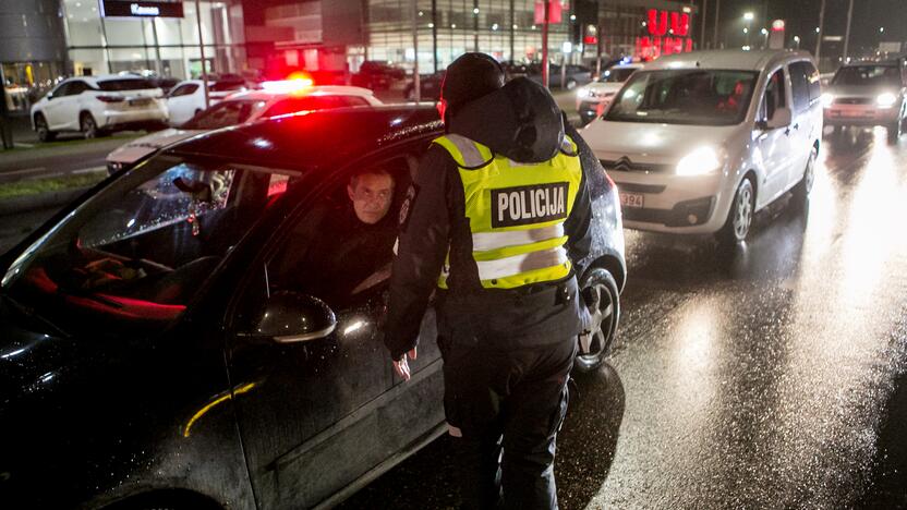 Vakare policijos patikros punktai Kaune dirba pilnu tempu