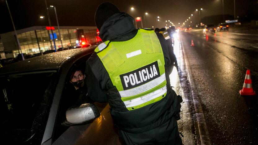 Vakare policijos patikros punktai Kaune dirba pilnu tempu