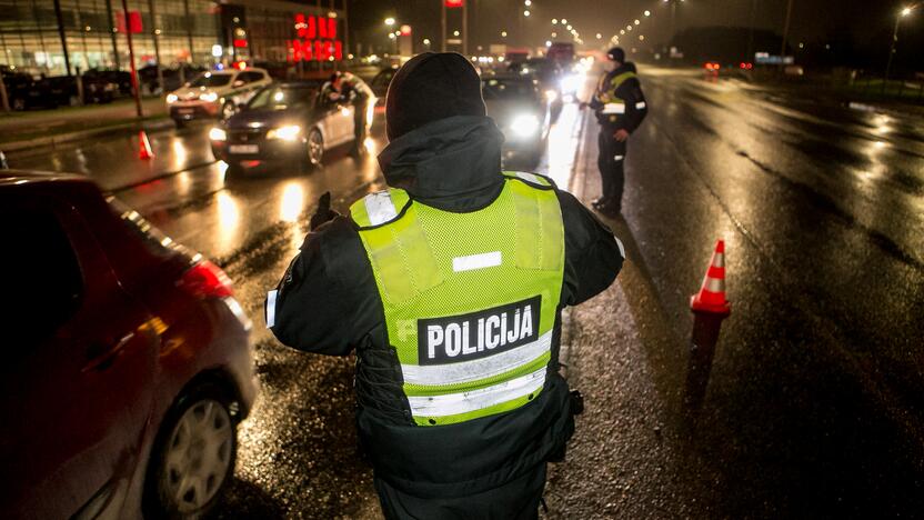 Vakare policijos patikros punktai Kaune dirba pilnu tempu