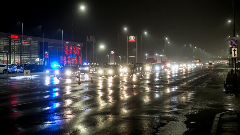 Vakare policijos patikros punktai Kaune dirba pilnu tempu