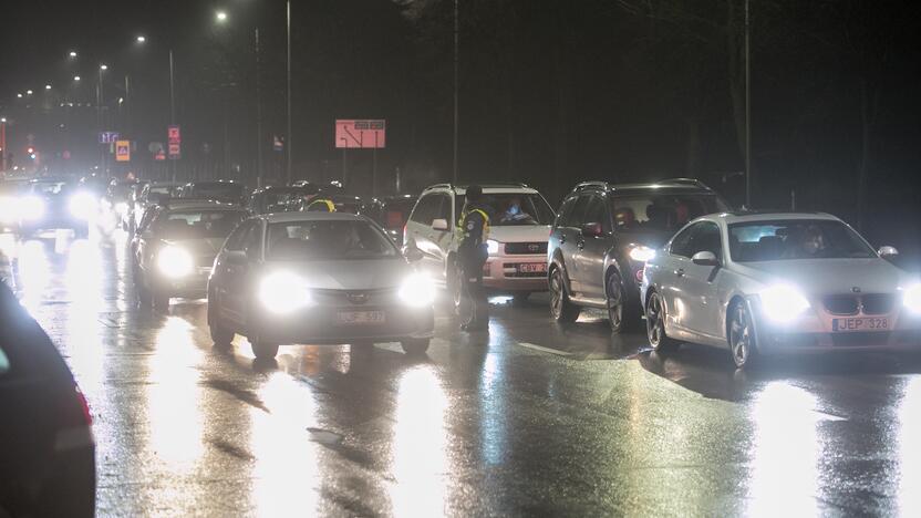 Vakare policijos patikros punktai Kaune dirba pilnu tempu