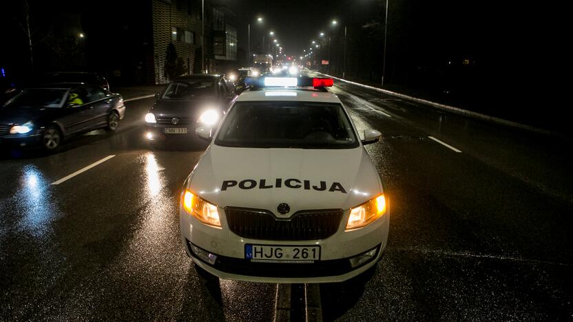 Vakare policijos patikros punktai Kaune dirba pilnu tempu