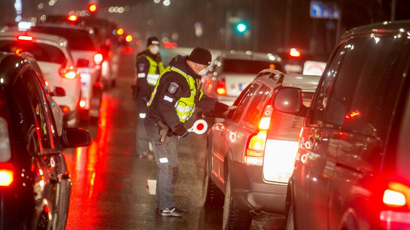 Vakare policijos patikros punktai Kaune dirba pilnu tempu