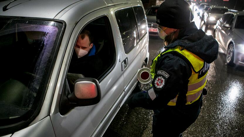 Vakare policijos patikros punktai Kaune dirba pilnu tempu