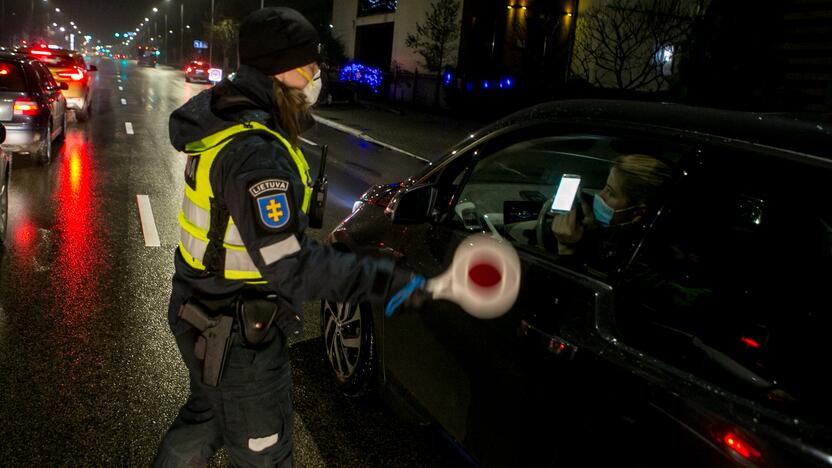 Vakare policijos patikros punktai Kaune dirba pilnu tempu