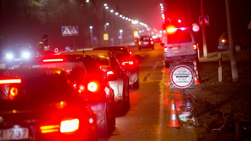 Vakare policijos patikros punktai Kaune dirba pilnu tempu