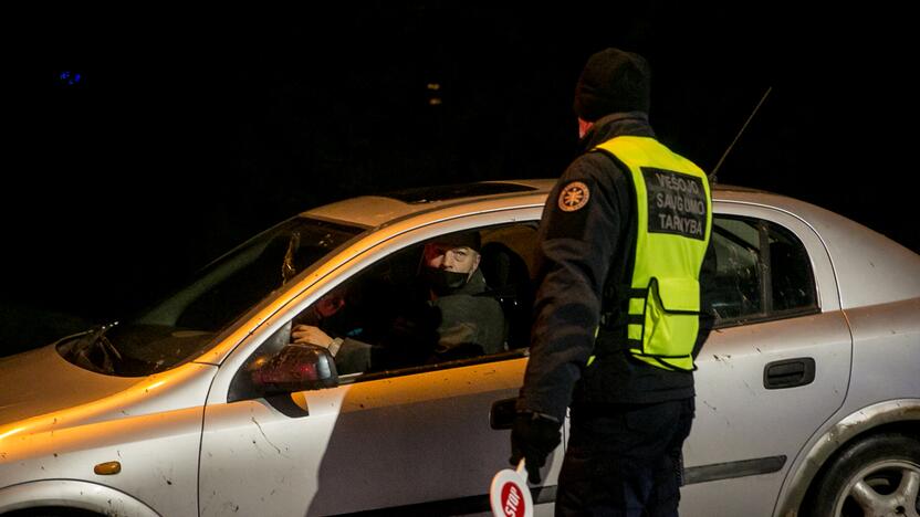 Vakare policijos patikros punktai Kaune dirba pilnu tempu