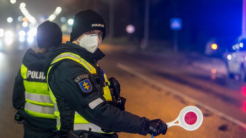 Vakare policijos patikros punktai Kaune dirba pilnu tempu