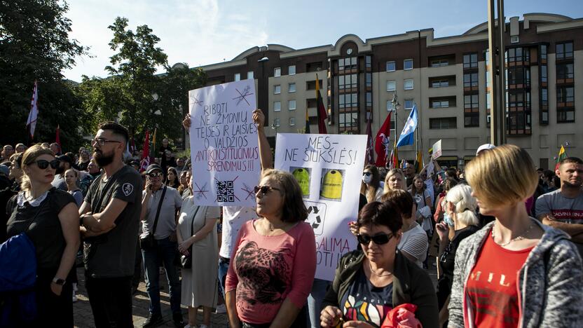 Protestas prie Seimo prieš COVID-19 ribojimus