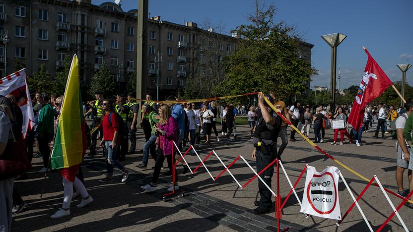 Protestas prie Seimo prieš COVID-19 ribojimus