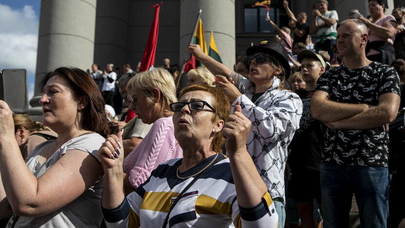 Protestas prie Seimo prieš COVID-19 ribojimus