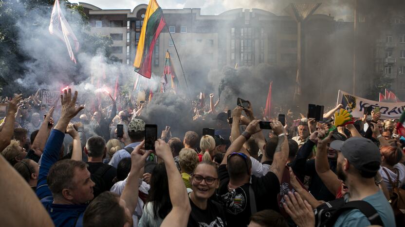 Protestas prie Seimo prieš COVID-19 ribojimus