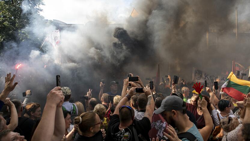 Protestas prie Seimo prieš COVID-19 ribojimus