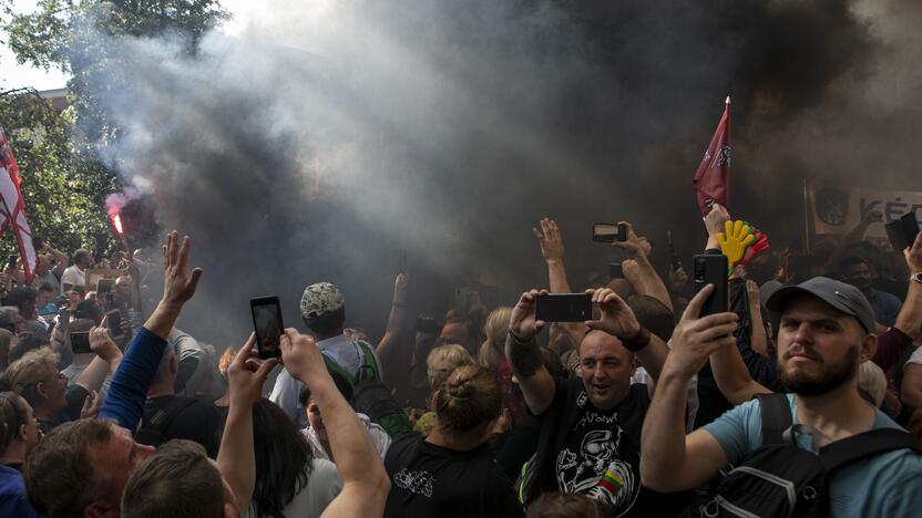 Protestas prie Seimo prieš COVID-19 ribojimus