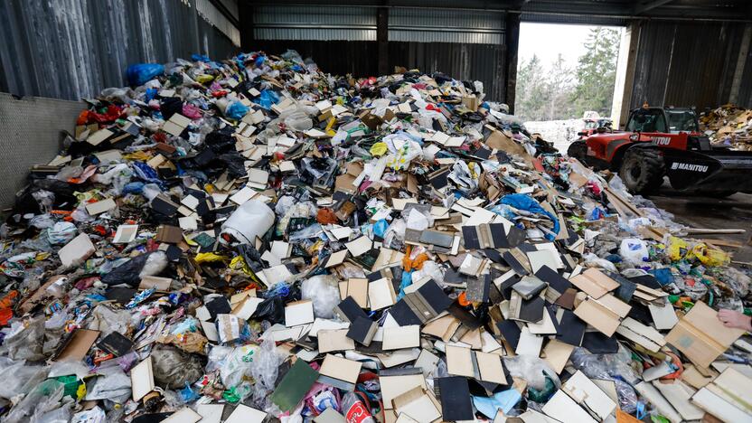 Senovinės LSMU bibliotekos knygos – šiukšlyne