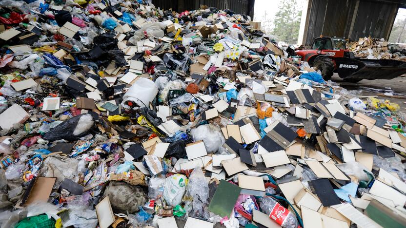 Senovinės LSMU bibliotekos knygos – šiukšlyne